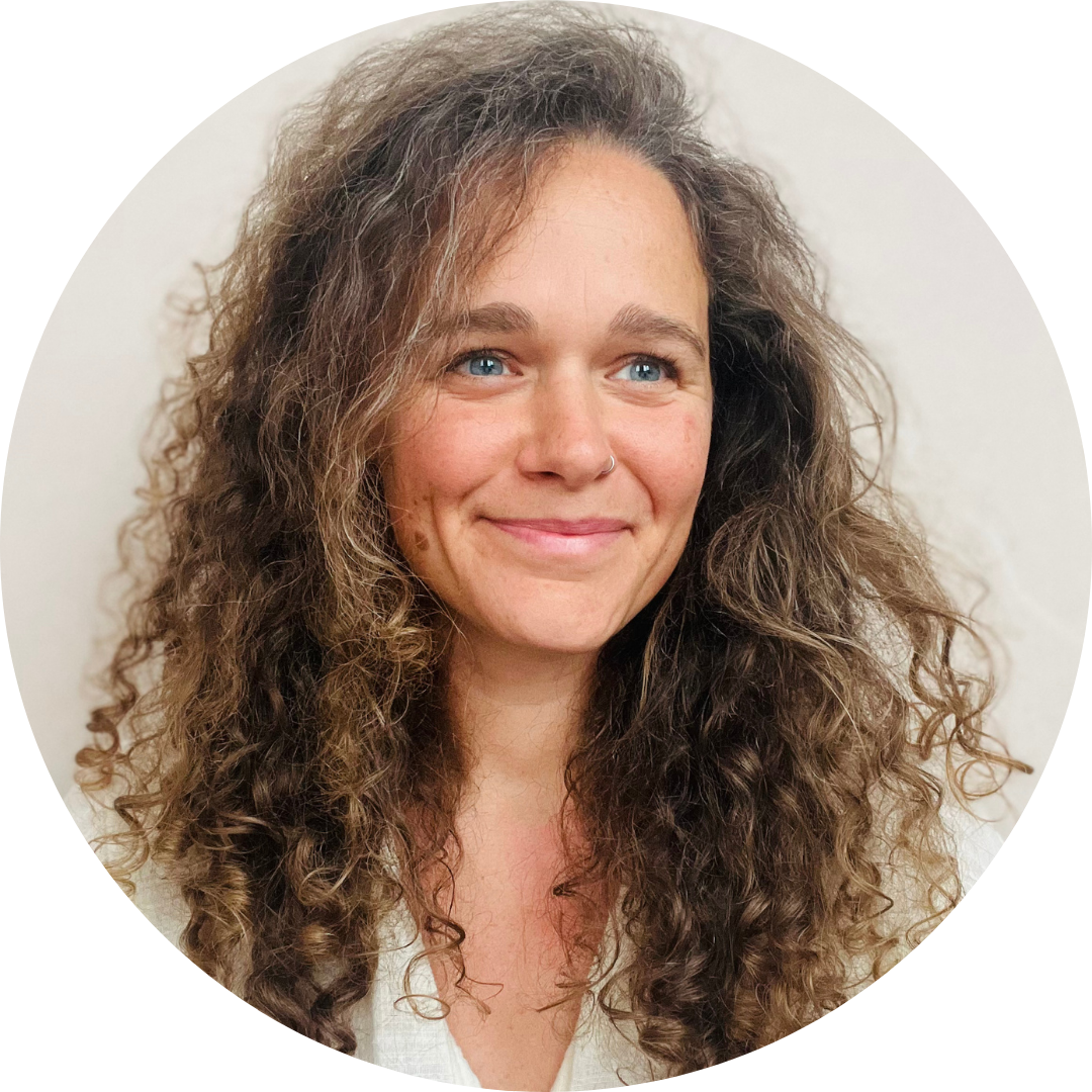 Trauma-informed 1:1 sessions with psychologist Myrthe Glasbergen. Get to the root of shame, patterns & relational wounds — and reclaim your truth.