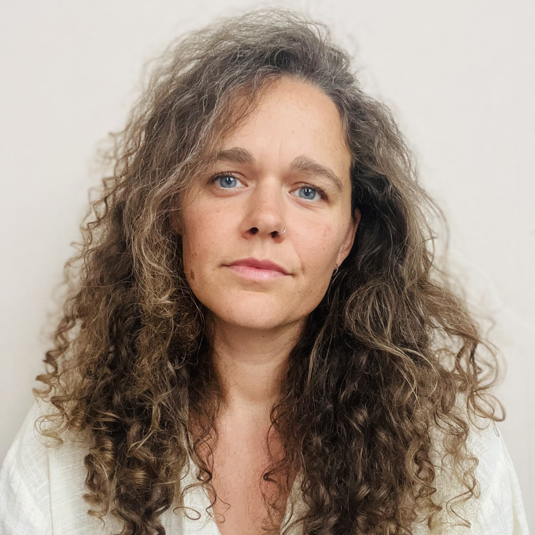 Trauma-informed 1:1 sessions with psychologist Myrthe Glasbergen. Get to the root of shame, patterns & relational wounds — and reclaim your truth.